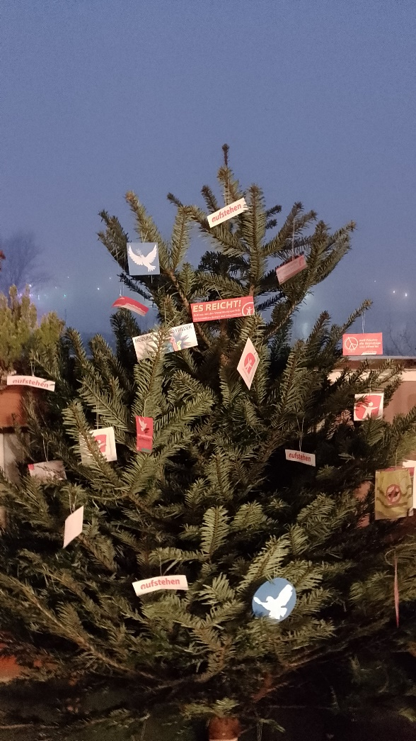 https://machmit.aufstehen.de/mitmachen/images/Bild20221218_Wunschbaum.png