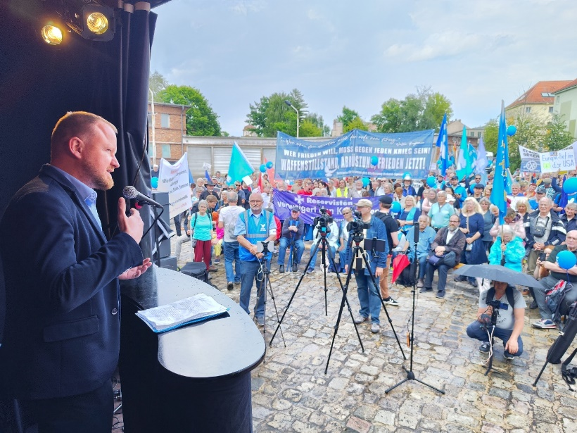 https://machmit.aufstehen.de/mitmachen/images/Bild20230626_BallonAktion02.png