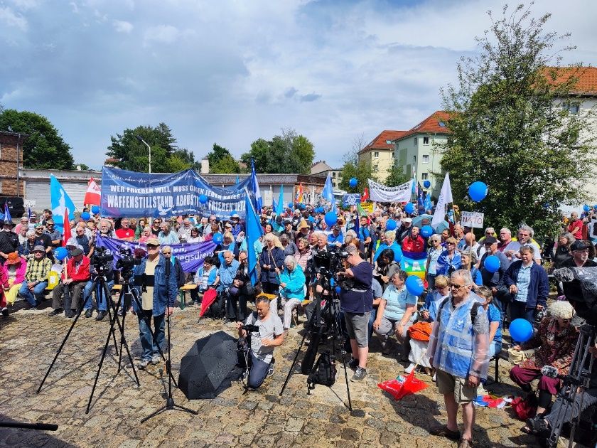 https://machmit.aufstehen.de/mitmachen/images/Bild20230626_BallonAktion03.png