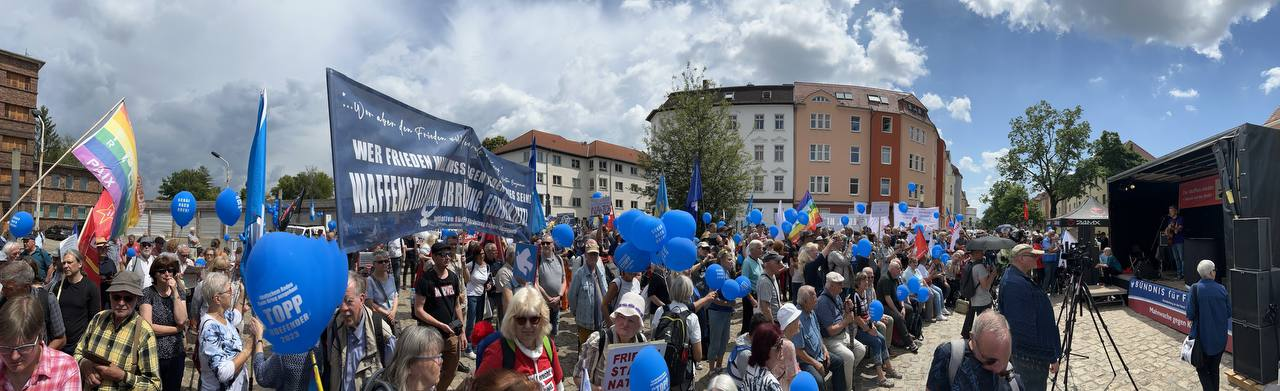 https://machmit.aufstehen.de/mitmachen/images/Bild20230626_BallonAktion05.png