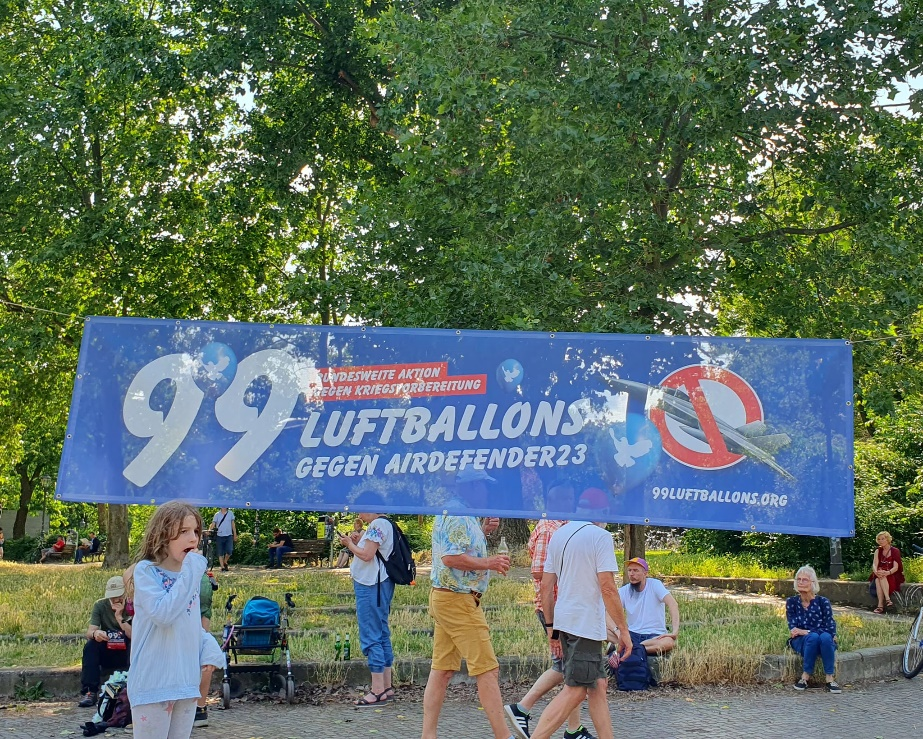 https://machmit.aufstehen.de/mitmachen/images/Bild20230626_BallonAktion06.png