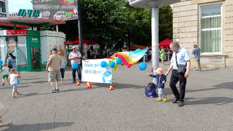 https://machmit.aufstehen.de/mitmachen/images/Bild20230626_BallonAktion09.png