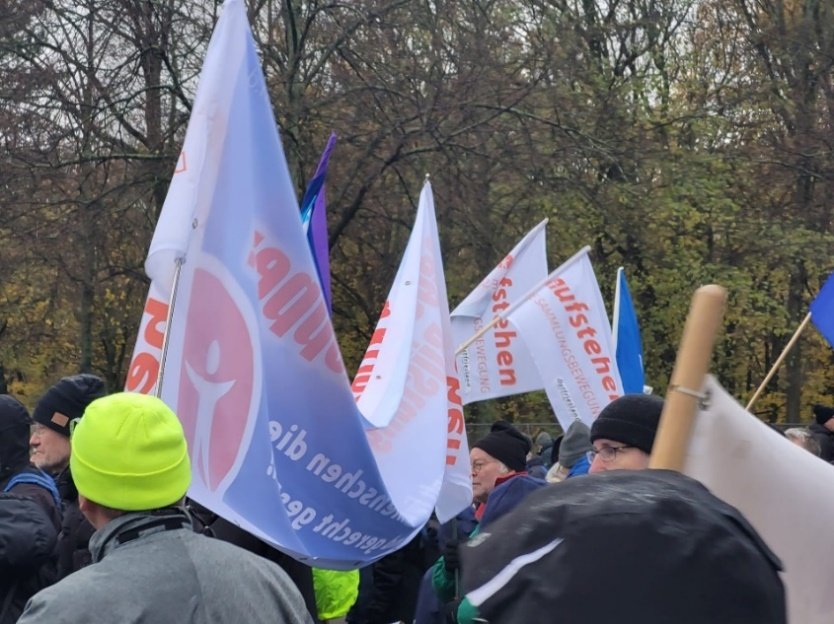 https://machmit.aufstehen.de/mitmachen/images/Bild20231209_BerlinDemo01.png