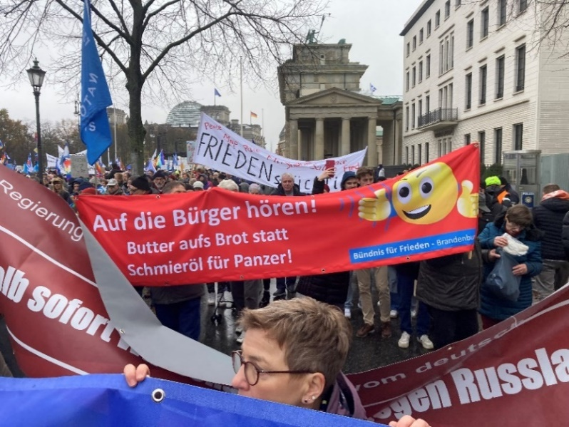 https://machmit.aufstehen.de/mitmachen/images/Bild20231209_BerlinDemo03.png