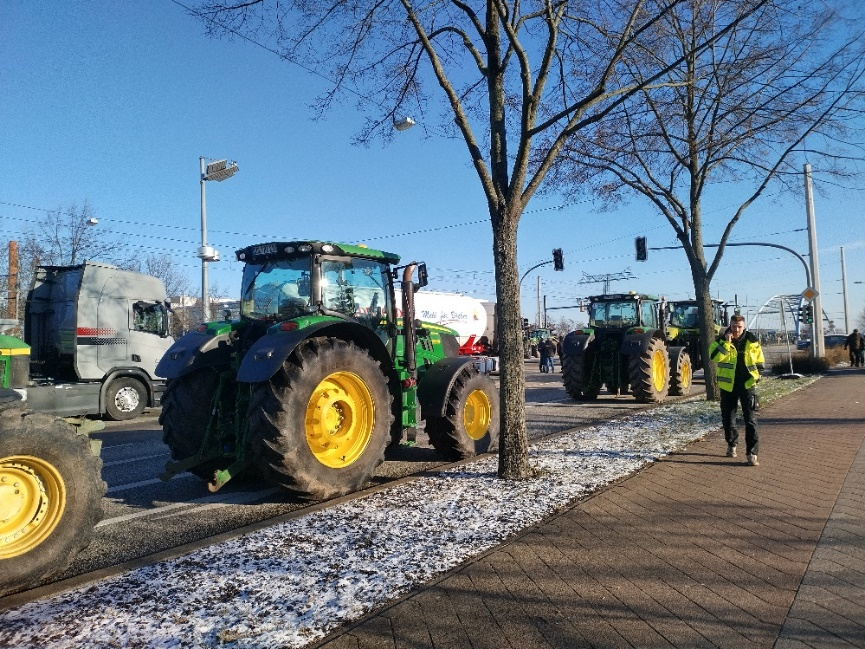 https://machmit.aufstehen.de/mitmachen/images/Bild20240114_Bauernprotest.png
