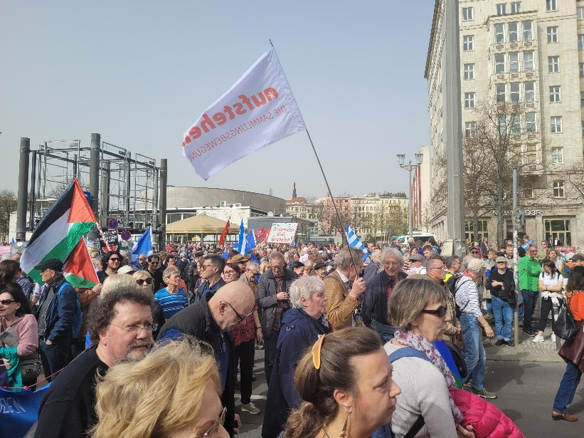 https://machmit.aufstehen.de/mitmachen/images/Bild20240415_OstermarschBerlin1.png
