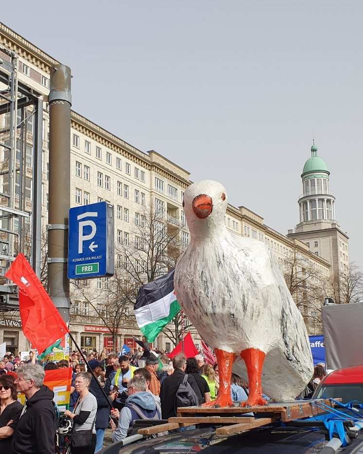 https://machmit.aufstehen.de/mitmachen/images/Bild20240415_OstermarschBerlin2.png