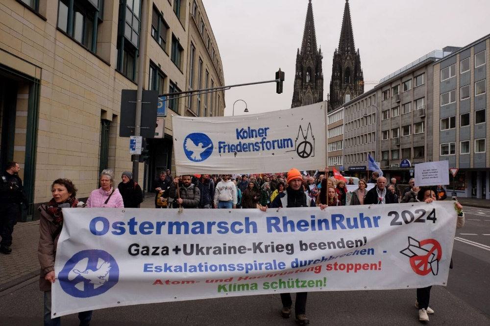 https://machmit.aufstehen.de/mitmachen/images/Bild20240415_OstermarschKoeln1.png