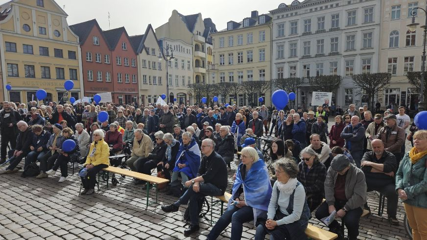 https://machmit.aufstehen.de/mitmachen/images/Bild20240415_OstermarschSchwerin.png