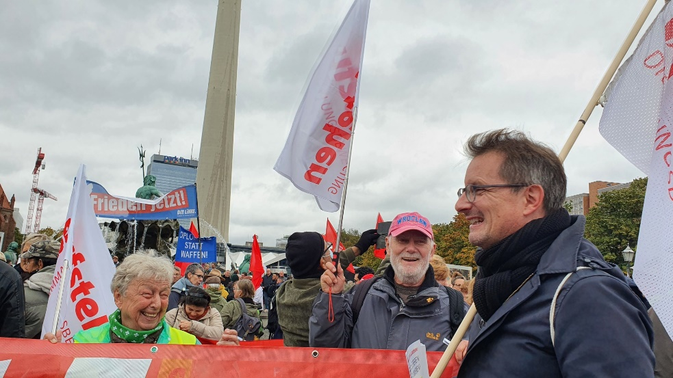 https://machmit.aufstehen.de/mitmachen/images/BildBerlin20221009_1.png